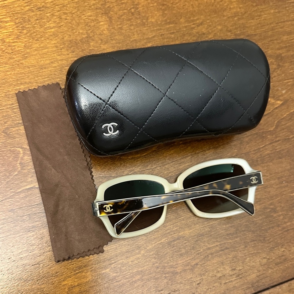 CHANEL Vintage Tortoise Sunglasses with Brown Cloth and Black Quilted Case - Picture 4 of 10